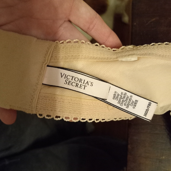 Like new Victoria secret velvet lace bra - Picture 6 of 10